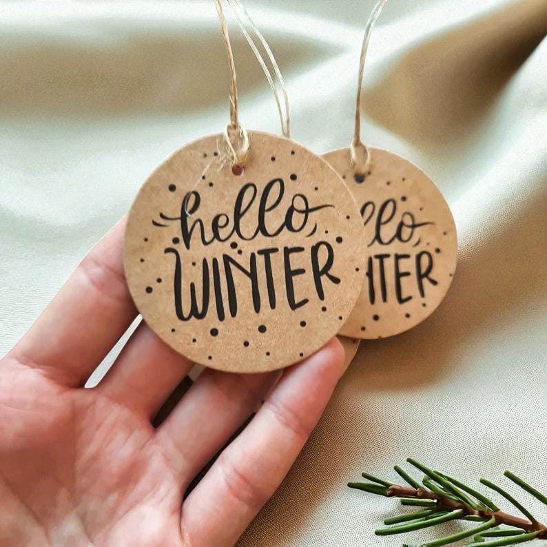 20x „Hello Winter“ Runde Pappanhänger – Ø 7 cm, Umweltfreundlich, DIY & Geschenkdeko