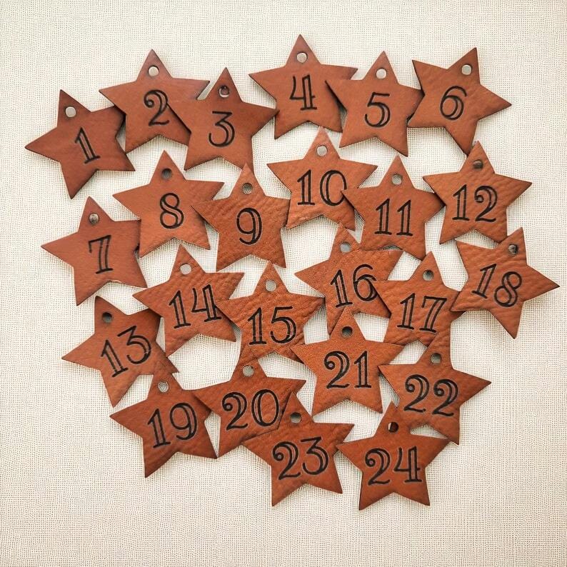 24 Stern-Anhänger aus Kunstleder
