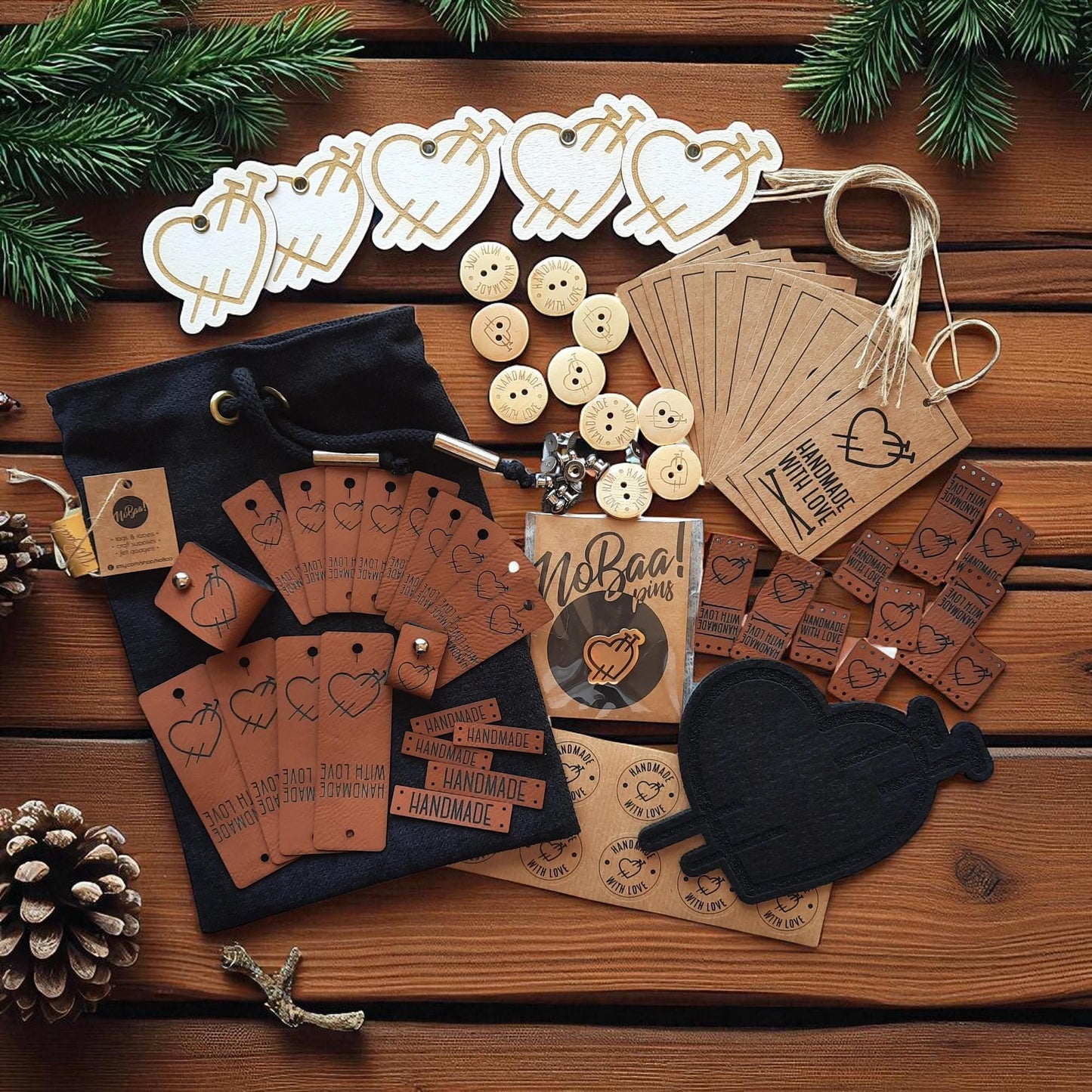 Handgefertigtes Geschenkset für Bastler – DIY Set mit Lederlabels, Holzknöpfen, Anhängern & Aufklebern