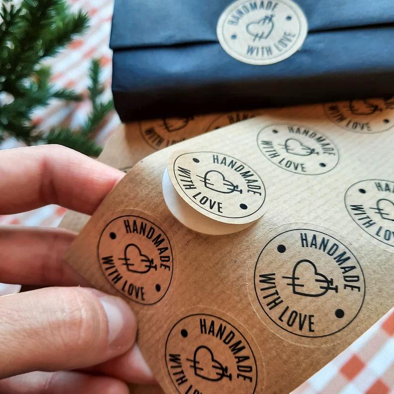 Umweltfreundliche Papieraufkleber „Mit Liebe gemacht“ – 3×3 cm, mattes Finish