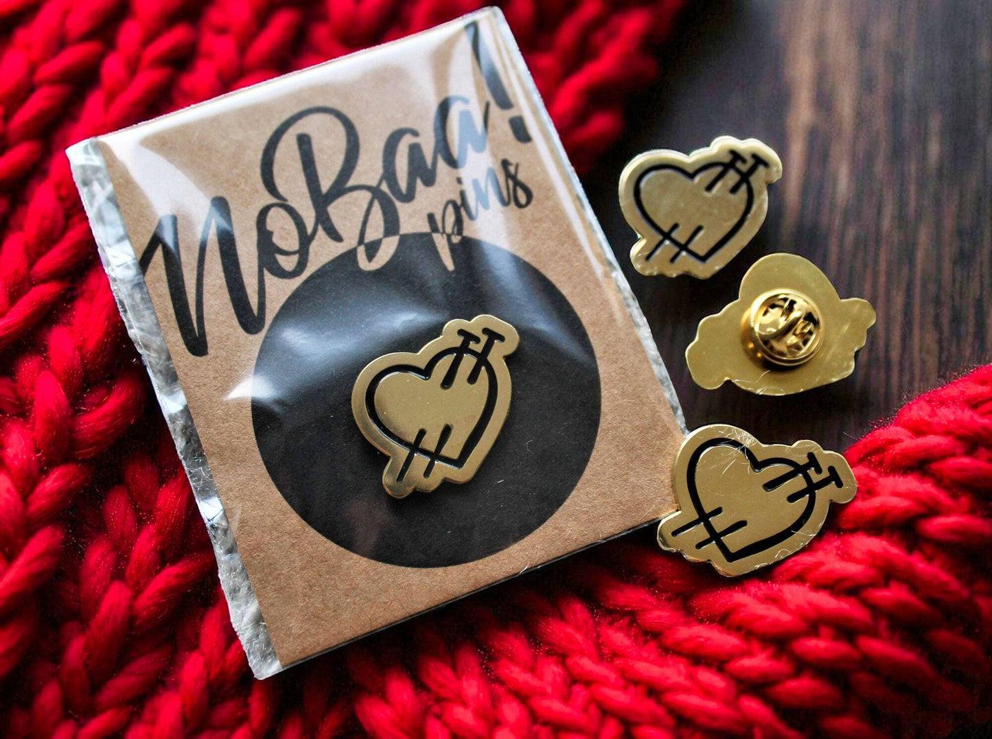 Herz-Brosche für Strickliebhaber – Hartemaille Gold & Schwarz