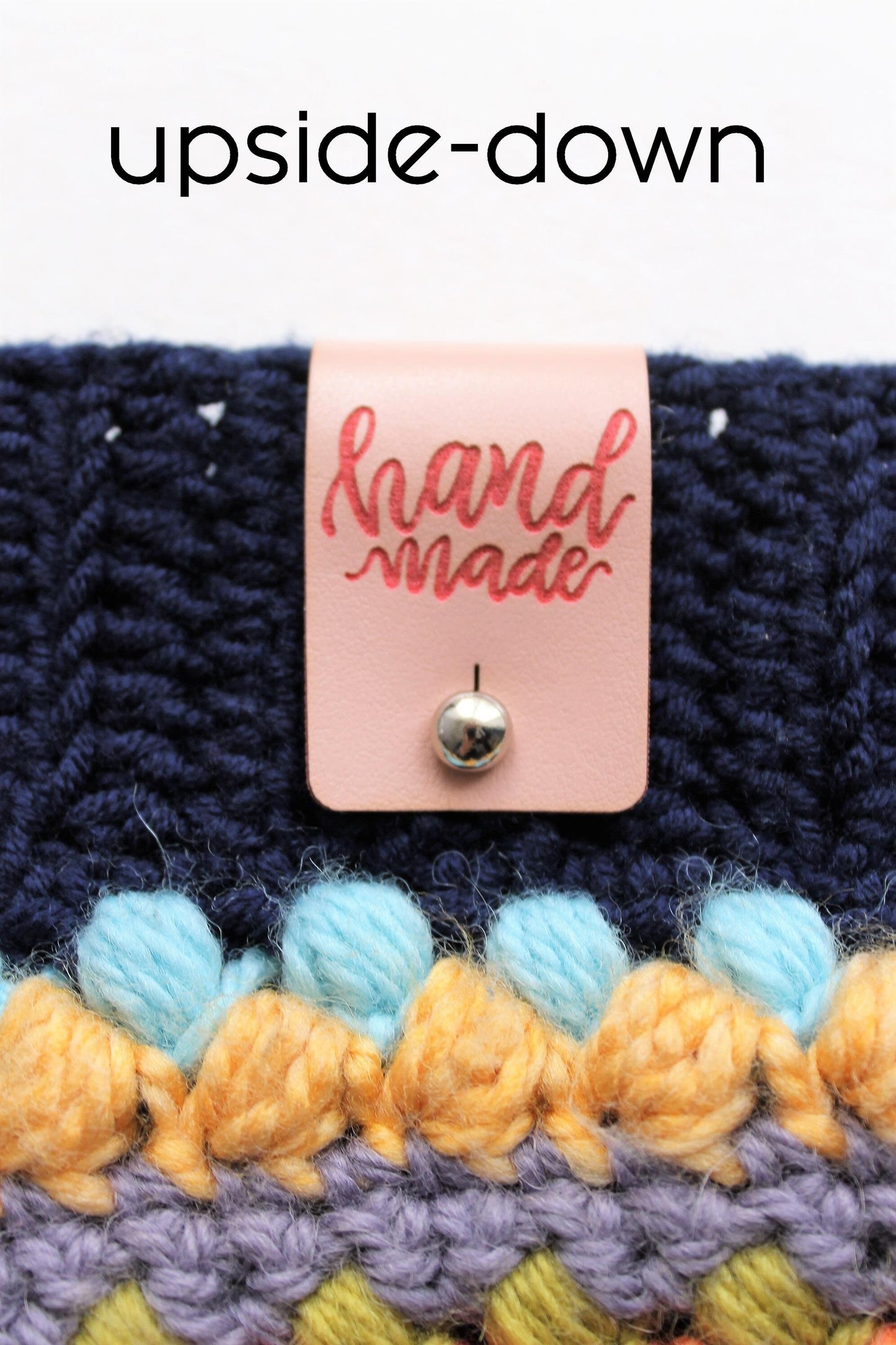 Premium Kunstleder-Etiketten "Handmade & 🧶"