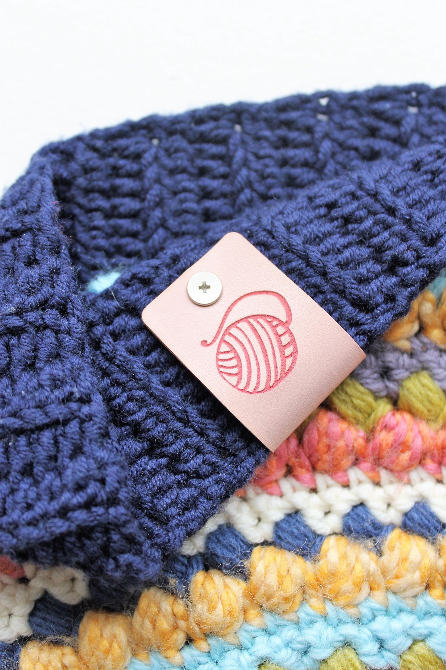 Premium Kunstleder-Etiketten "Handmade & 🧶"