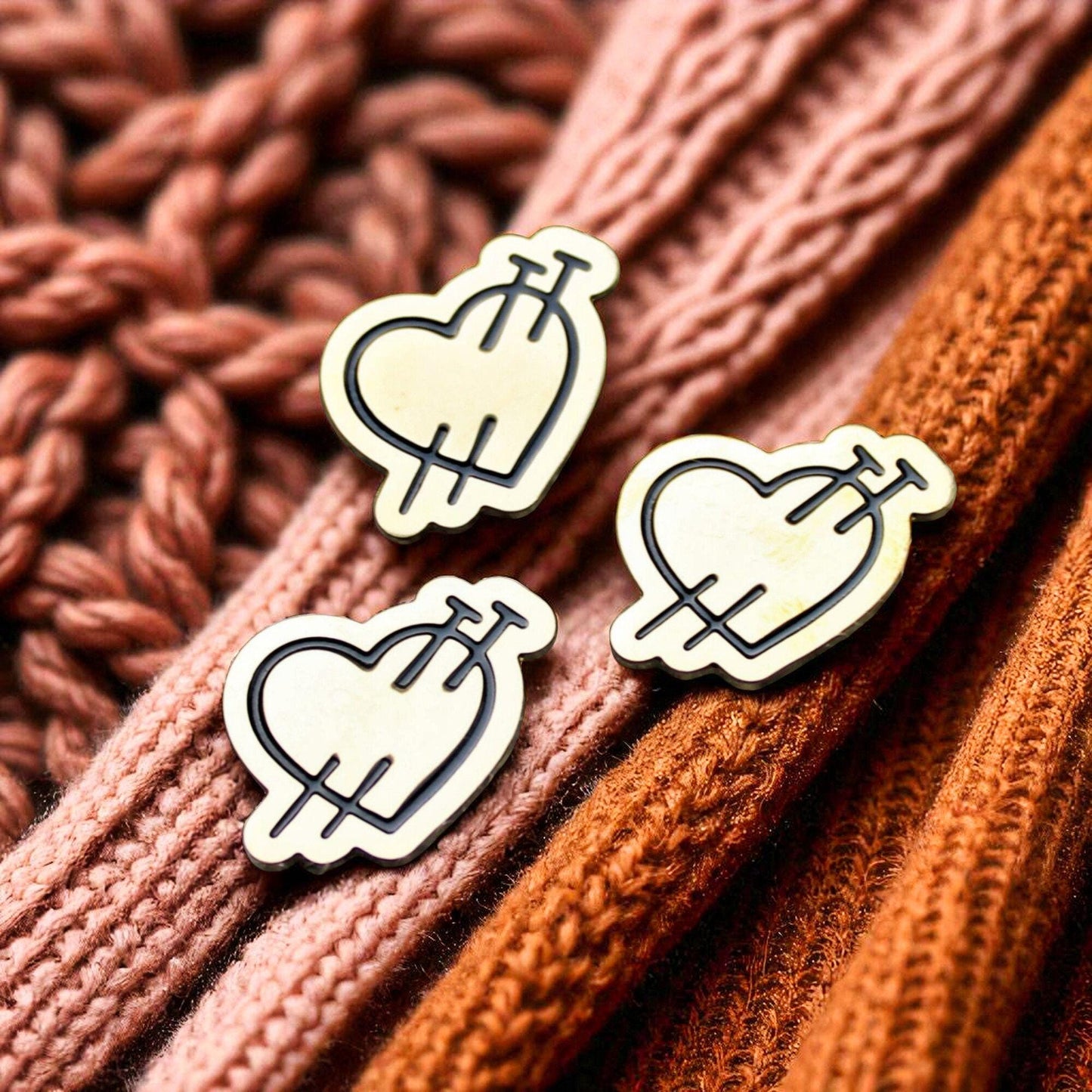 Herz-Brosche für Strickliebhaber – Hartemaille Gold & Schwarz
