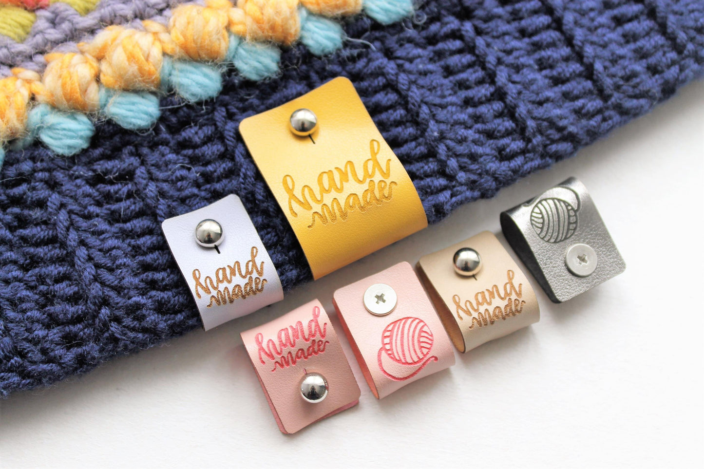 Premium Kunstleder-Etiketten "Handmade & 🧶"