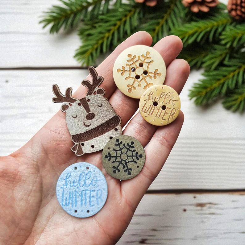 Weihnachtliches Handmade-Geschenkset – Winterliche Etiketten, Knöpfe, Sticker & Stoffbeutel