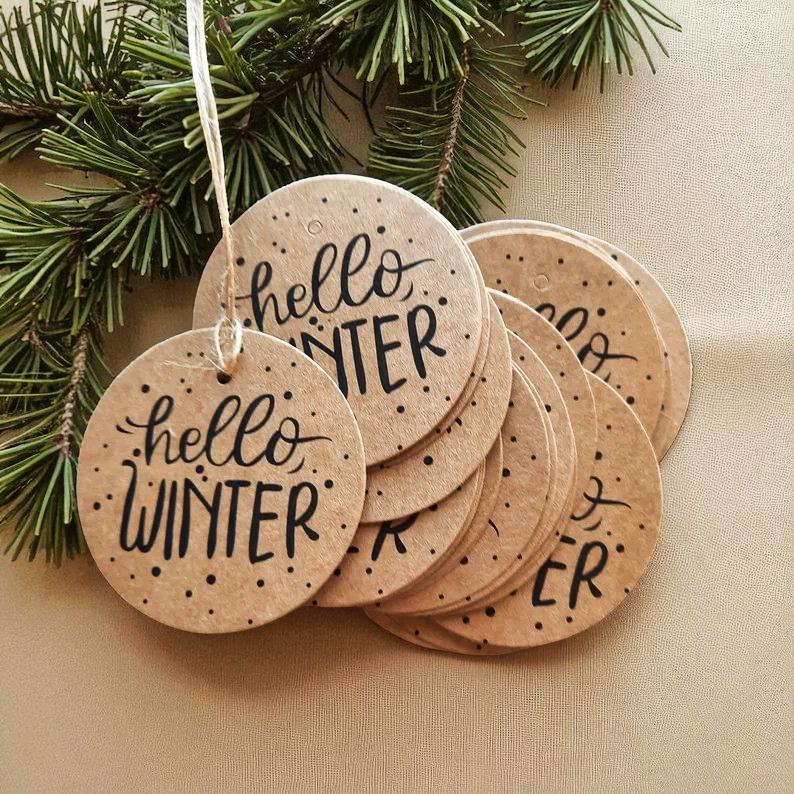 20x „Hello Winter“ Runde Pappanhänger – Ø 7 cm, Umweltfreundlich, DIY & Geschenkdeko