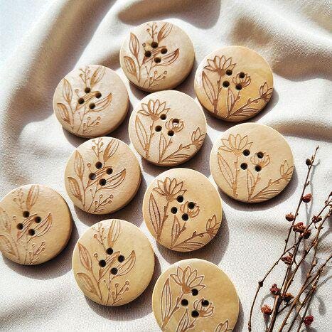 Holzknöpfe „Field Flowers“ – Handgefertigte, natürliche Akzente für Deine DIY-Projekte