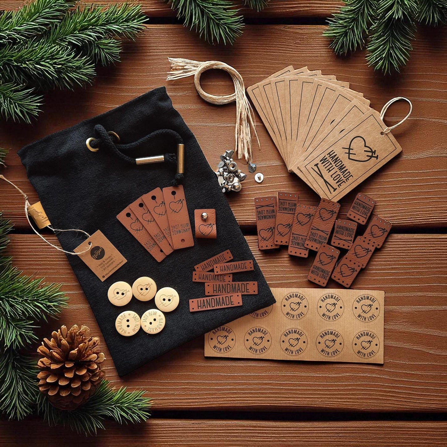 Handgefertigtes Geschenkset für Bastler – DIY Set mit Lederlabels, Holzknöpfen, Anhängern & Aufklebern