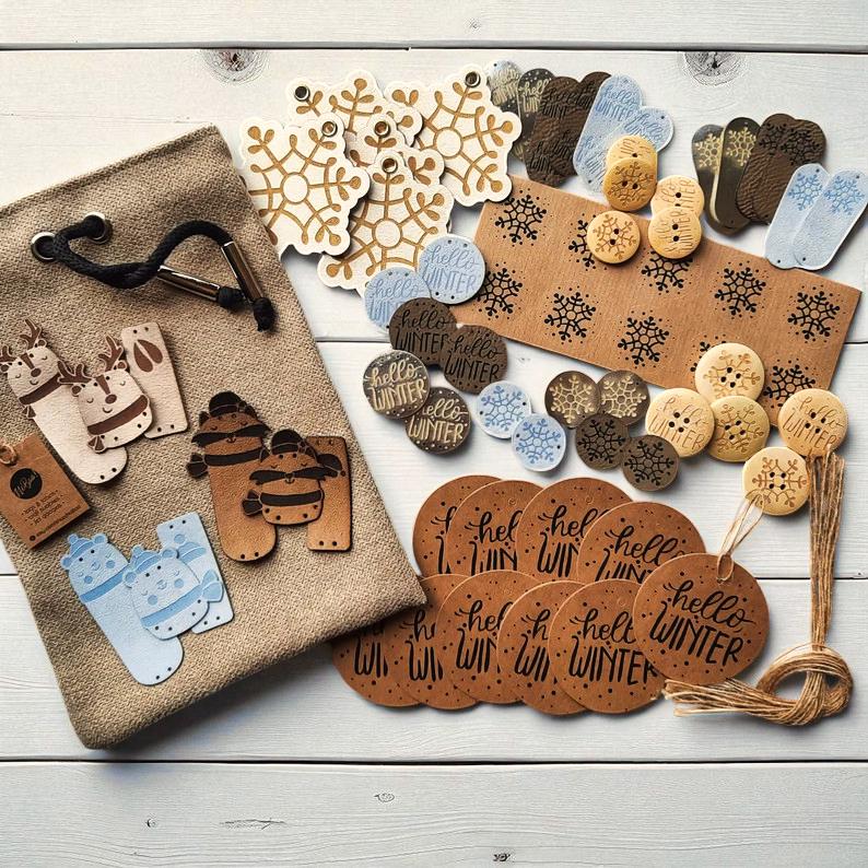 Weihnachtliches Handmade-Geschenkset – Winterliche Etiketten, Knöpfe, Sticker & Stoffbeutel