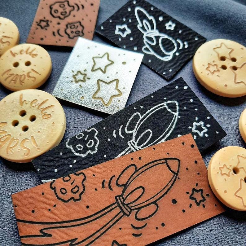 Hello MARS! – Kreative Kunstleder-Etiketten für Handarbeiten
