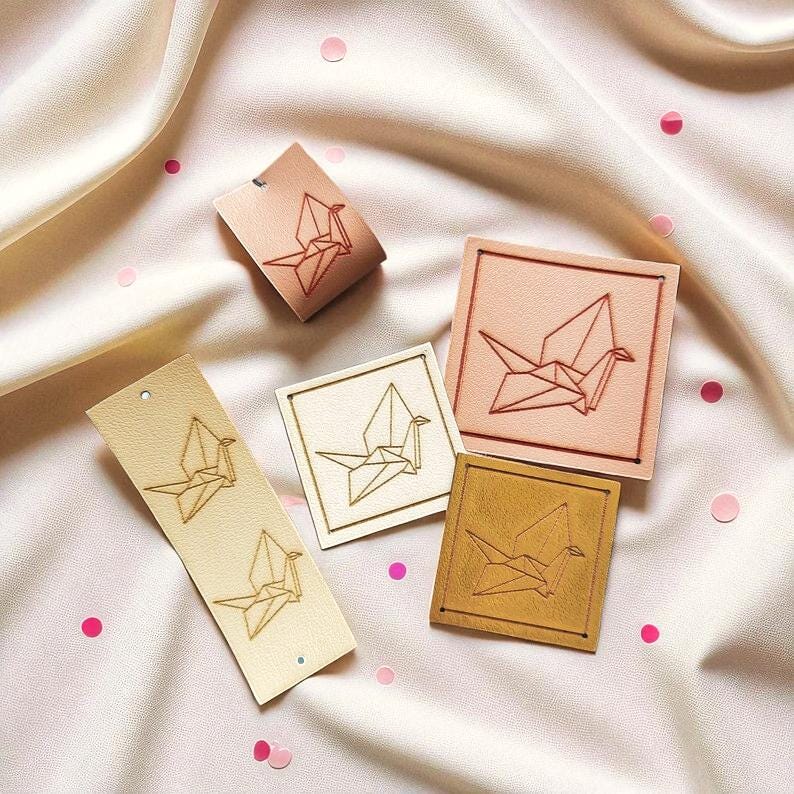 „Paper Crane“ PVC-Lederlabels – Falz- und Flachlabels mit Origami-Kranich, waschbar