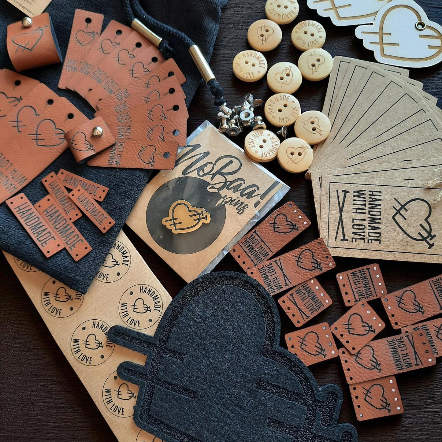 Handgefertigtes Geschenkset für Bastler – DIY Set mit Lederlabels, Holzknöpfen, Anhängern & Aufklebern