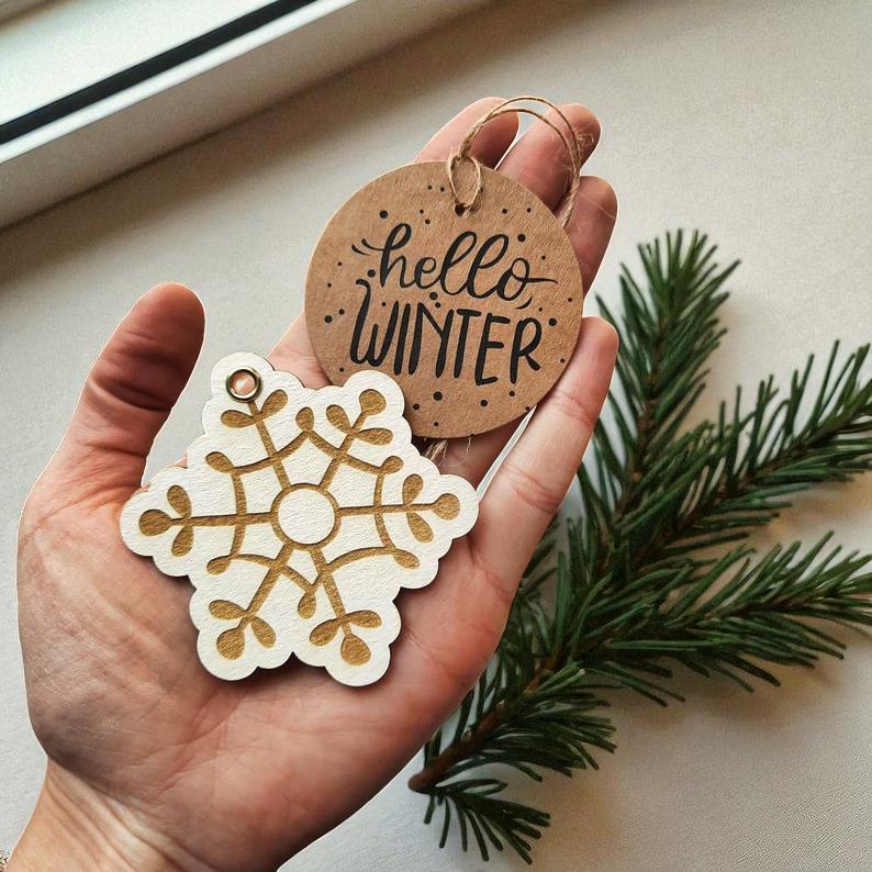 20x „Hello Winter“ Runde Pappanhänger – Ø 7 cm, Umweltfreundlich, DIY & Geschenkdeko