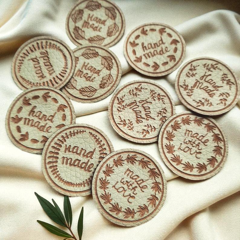 Runde PVC-Lederetiketten „Hand made“ – 10 Stück, 5 Designs, 16 Farben