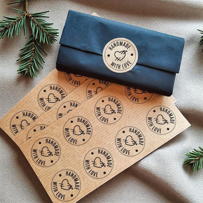 Umweltfreundliche Papieraufkleber „Mit Liebe gemacht“ – 3×3 cm, mattes Finish