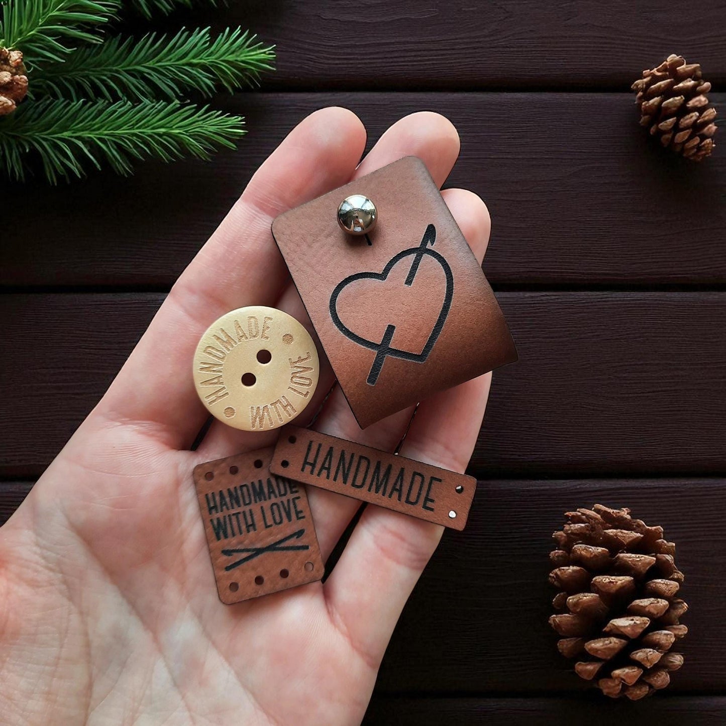 Geschenkset für Bastler – Handgemachte DIY-Labels, Holzknöpfe, Anhänger & Aufkleber