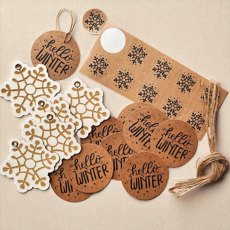 20x „Hello Winter“ Runde Pappanhänger – Ø 7 cm, Umweltfreundlich, DIY & Geschenkdeko
