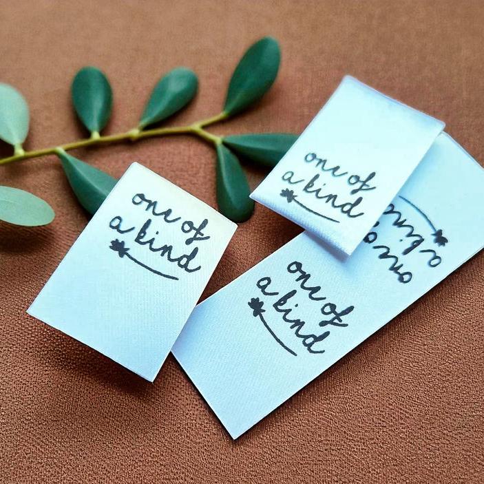 20 Satin-Etiketten „One of a Kind“ – Waschbare Labels für handgemachte Kleidung & Accessoires
