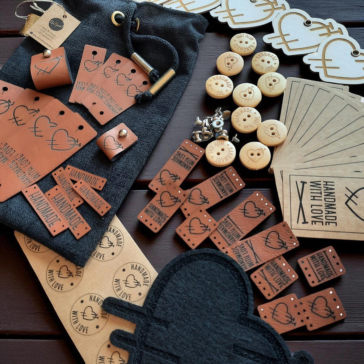 Handgefertigtes Geschenkset für Bastler – DIY Set mit Lederlabels, Holzknöpfen, Anhängern & Aufklebern