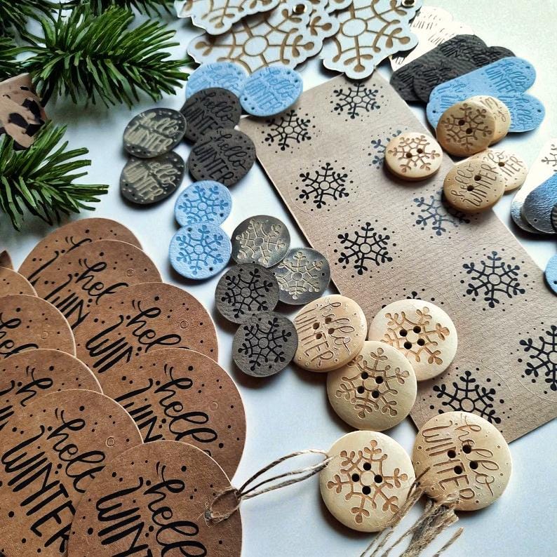 Weihnachtliches Handmade-Geschenkset – Winterliche Etiketten, Knöpfe, Sticker & Stoffbeutel