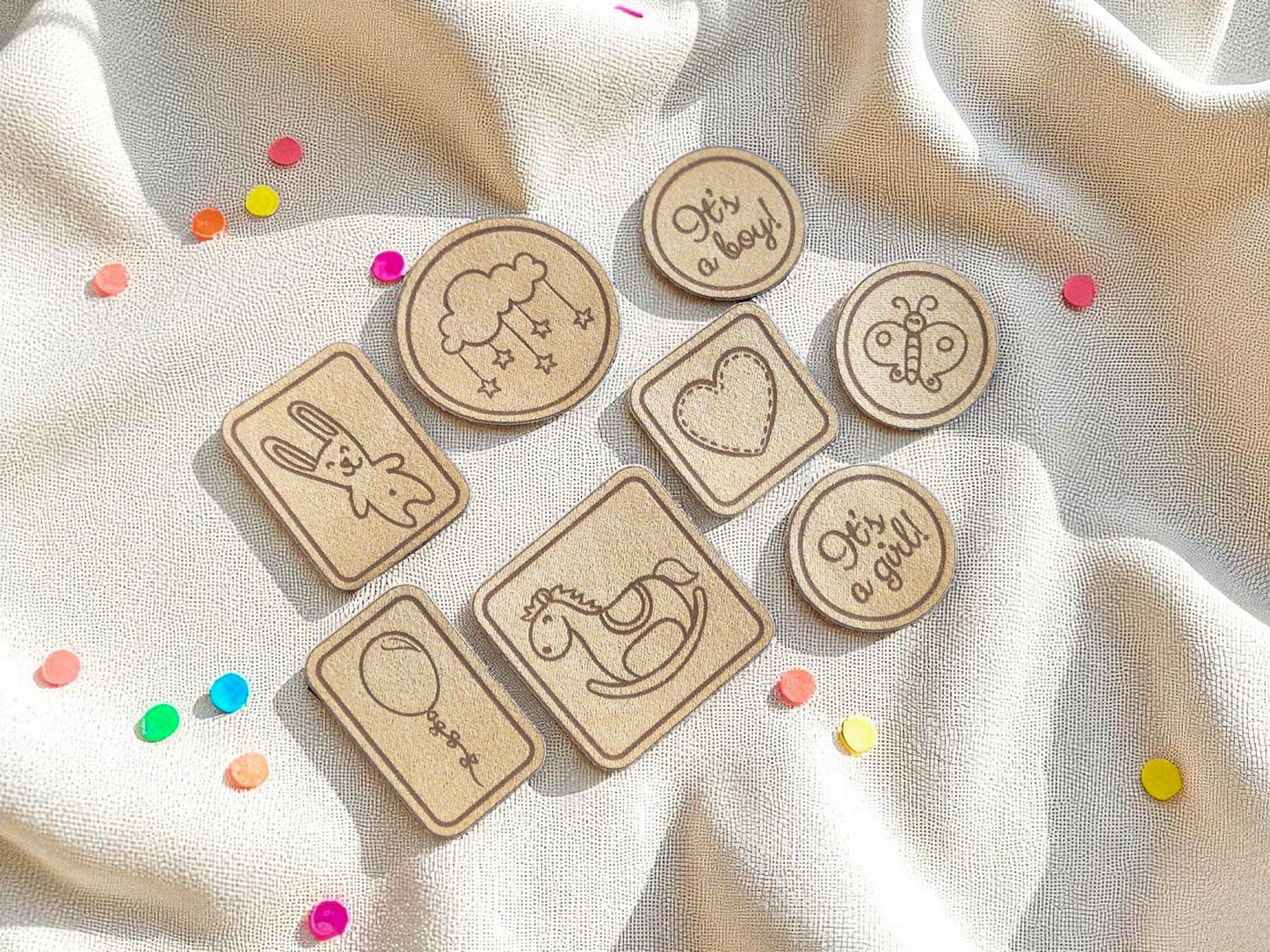 Kunstwildleder-Labels „hello WORLD!“ – Waschbare Tags für handgemachte Babybekleidung und Accessoires