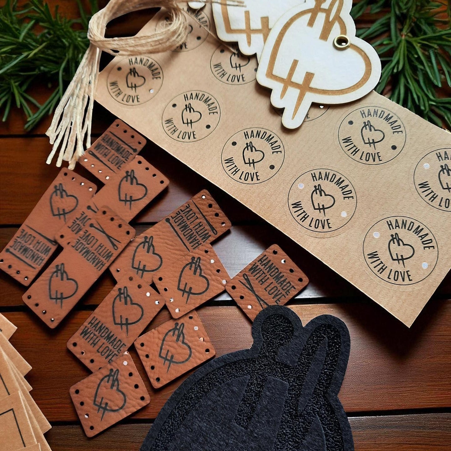 Crafty Geschenkset – Handarbeitszubehör mit Lederlabels, Holzknöpfen, Anhängern & Aufklebern