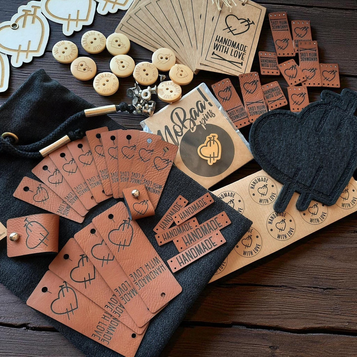 Handgefertigtes Geschenkset für Bastler – DIY Set mit Lederlabels, Holzknöpfen, Anhängern & Aufklebern