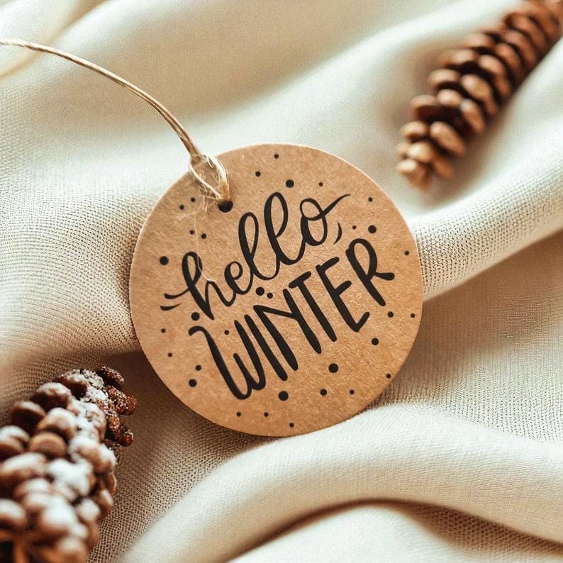 20x „Hello Winter“ Runde Pappanhänger – Ø 7 cm, Umweltfreundlich, DIY & Geschenkdeko