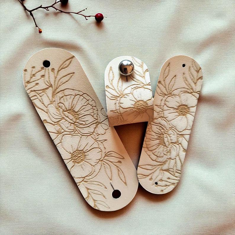 Spring Flowers – Lasergravierte PVC-Leder-Etiketten mit Silber-Nieten