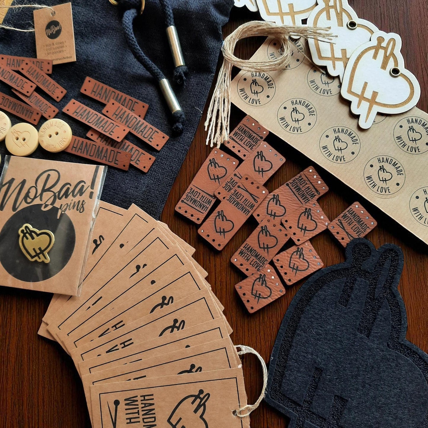 Crafty Geschenkset – Handarbeitszubehör mit Lederlabels, Holzknöpfen, Anhängern & Aufklebern