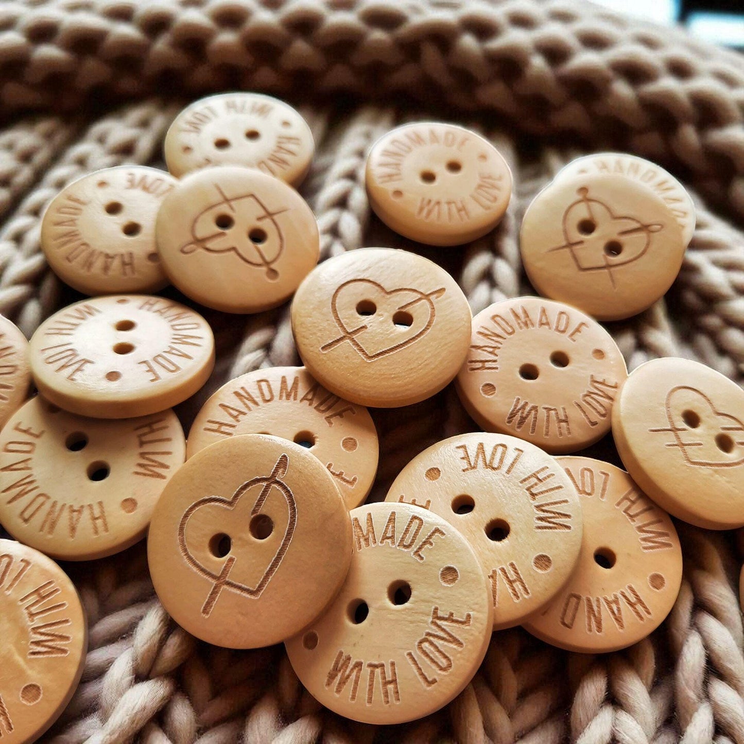 Gravierte Holzknöpfe „Handgemacht mit Liebe“ – 10er-Set für Näh-, Strick- & DIY-Projekte