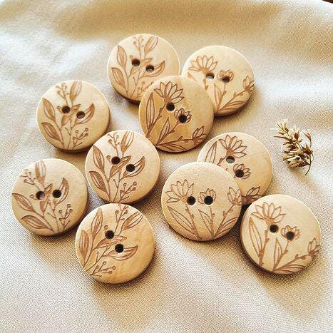 Holzknöpfe „Field Flowers“ – Handgefertigte, natürliche Akzente für Deine DIY-Projekte