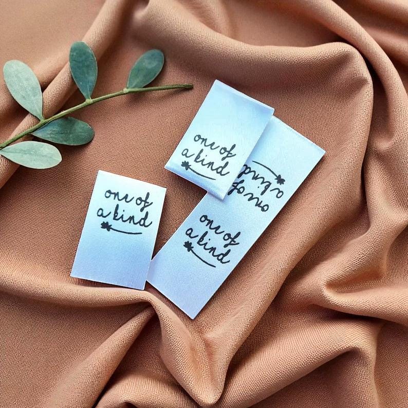 20 Satin-Etiketten „One of a Kind“ – Waschbare Labels für handgemachte Kleidung & Accessoires