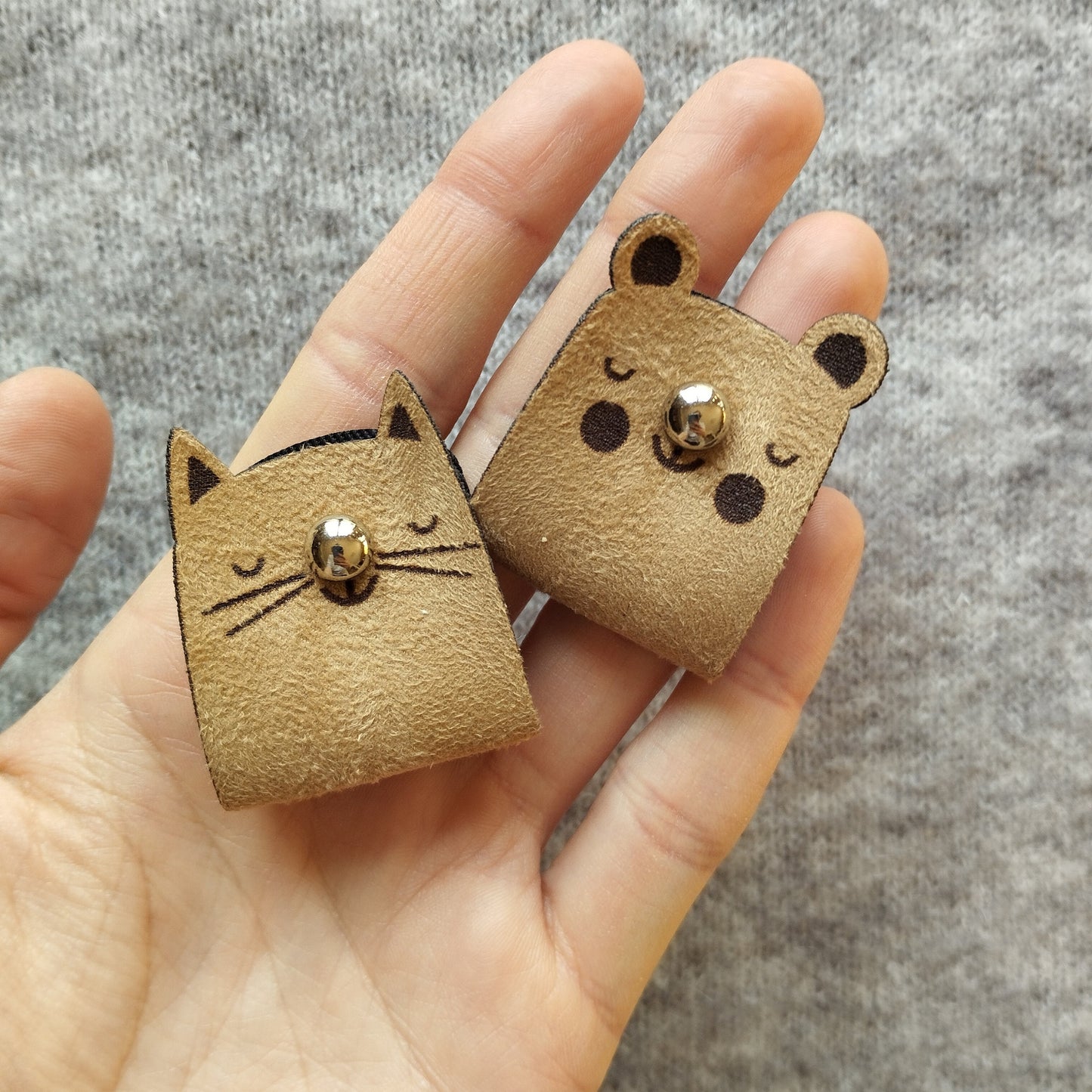 Wildleder-Etiketten – Süße Katzen- Bärmotive mit einer Niete 🐻🐱