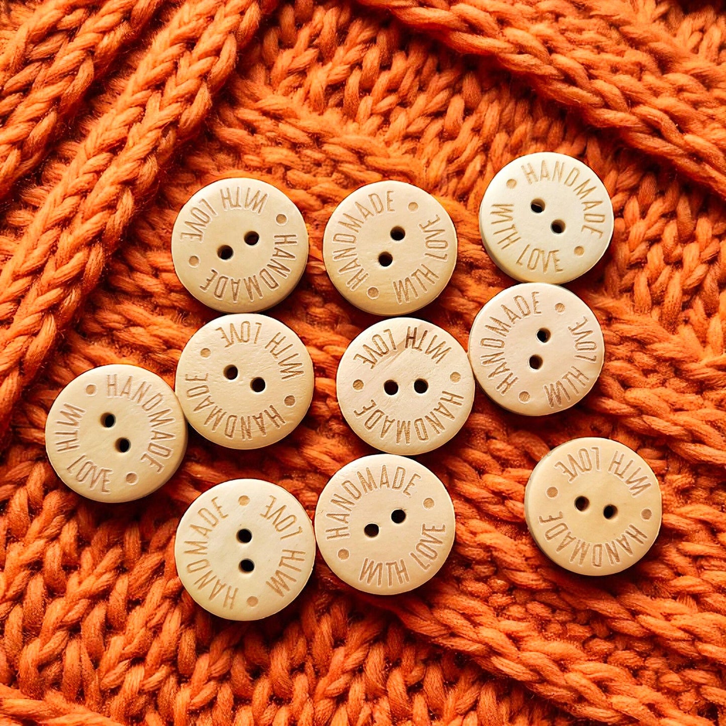 Gravierte Holzknöpfe „Handgemacht mit Liebe“ – 10er-Set für Näh-, Strick- & DIY-Projekte