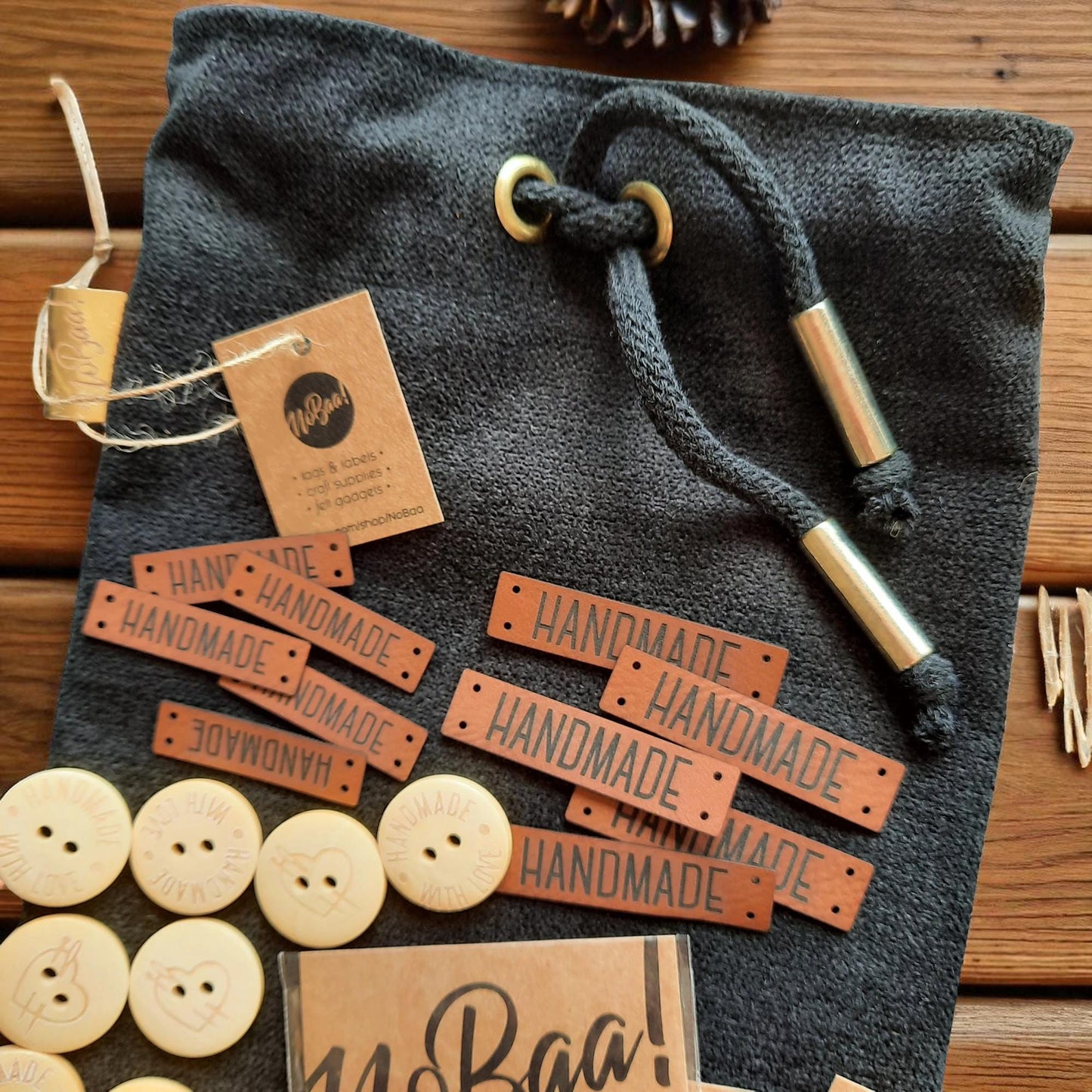 Crafty Geschenkset – Handarbeitszubehör mit Lederlabels, Holzknöpfen, Anhängern & Aufklebern