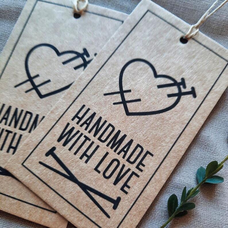 „MADE WITH LOVE“ – Umweltfreundliche Kartonanhänger für Handgemachtes