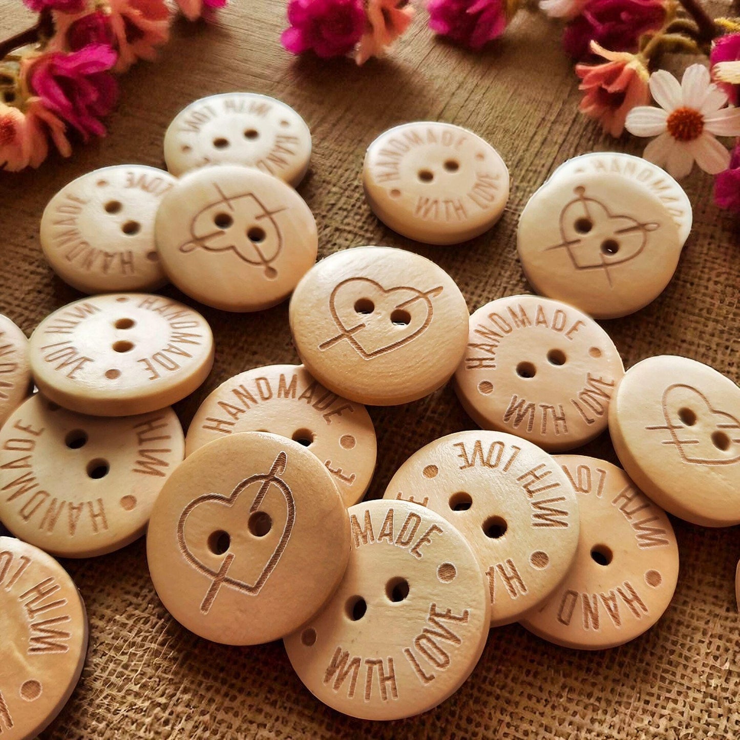Gravierte Holzknöpfe „Handgemacht mit Liebe“ – 10er-Set für Näh-, Strick- & DIY-Projekte
