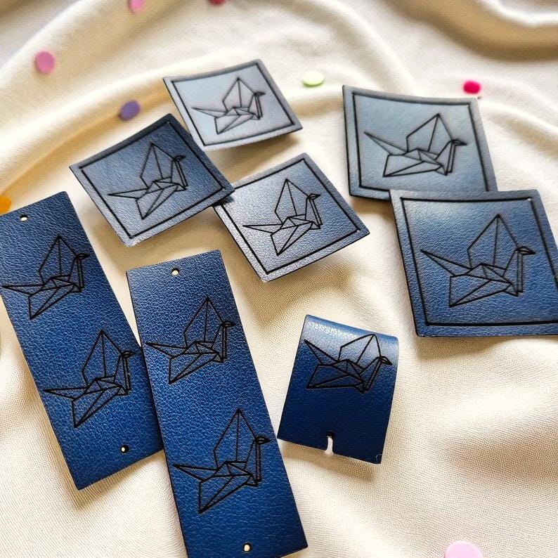 „Paper Crane“ PVC-Lederlabels – Falz- und Flachlabels mit Origami-Kranich, waschbar