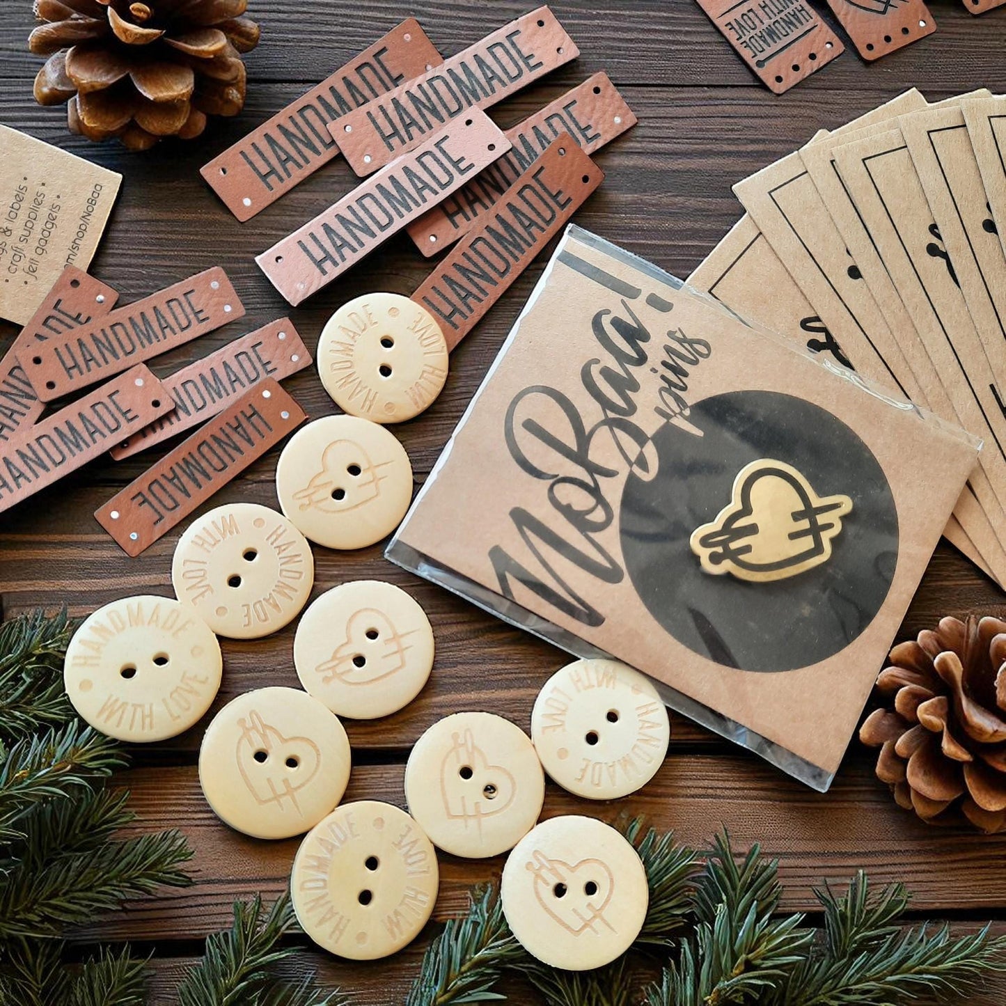 Crafty Geschenkset – Handarbeitszubehör mit Lederlabels, Holzknöpfen, Anhängern & Aufklebern