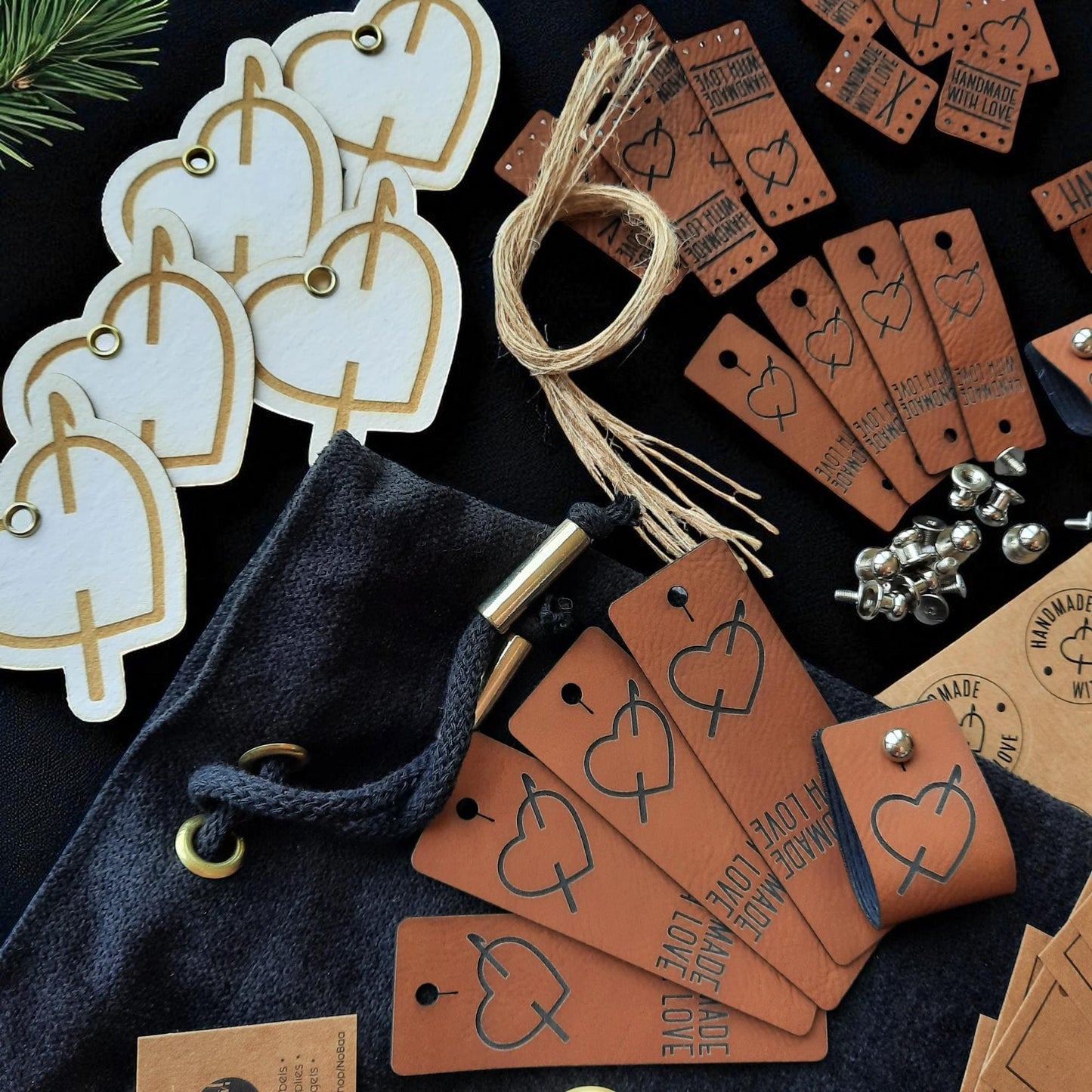 Geschenkset für Bastler – Handgemachte DIY-Labels, Holzknöpfe, Anhänger & Aufkleber