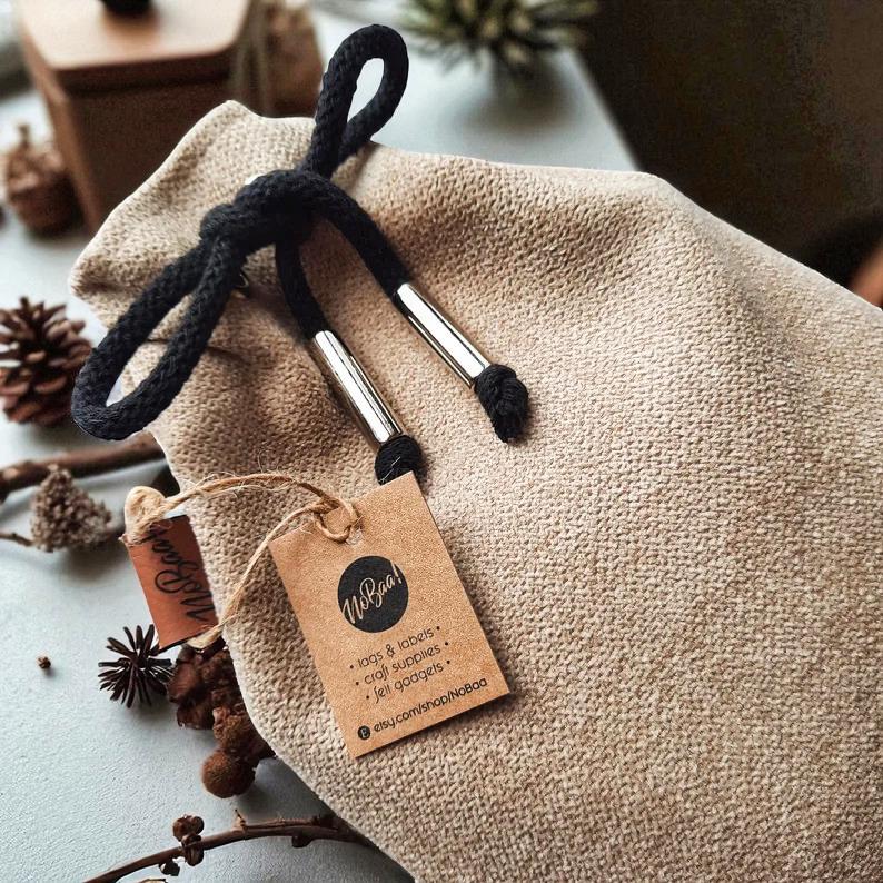 Weihnachtliches Handmade-Geschenkset – Winterliche Etiketten, Knöpfe, Sticker & Stoffbeutel