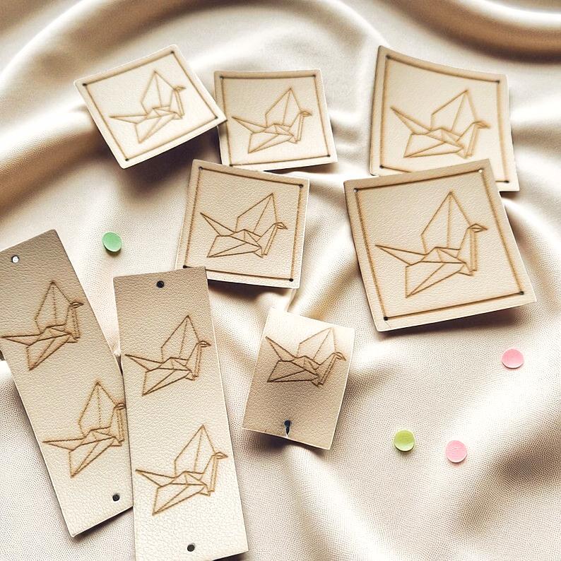 „Paper Crane“ PVC-Lederlabels – Falz- und Flachlabels mit Origami-Kranich, waschbar