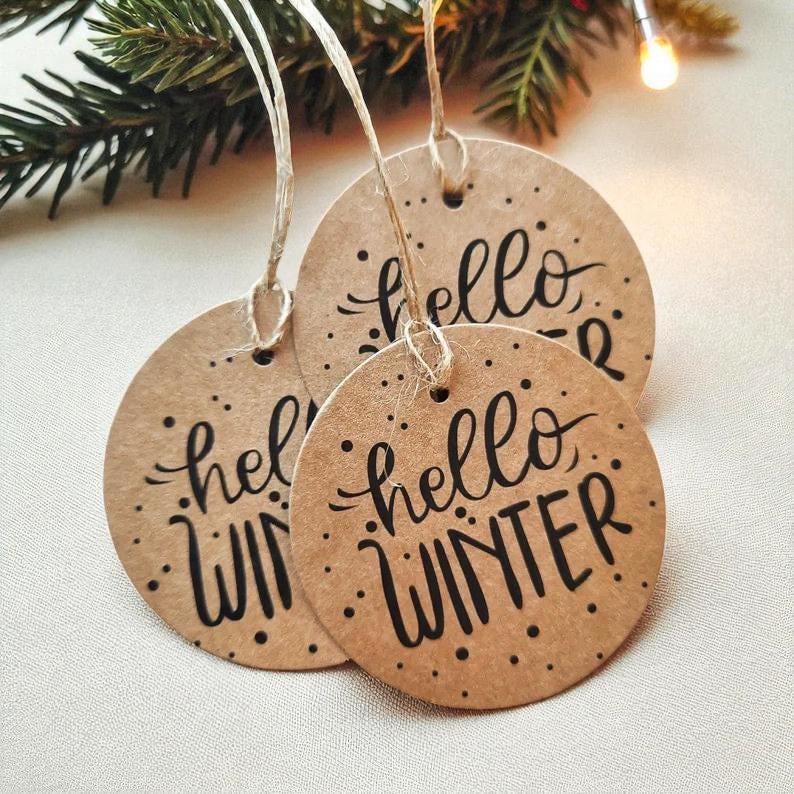 20x „Hello Winter“ Runde Pappanhänger – Ø 7 cm, Umweltfreundlich, DIY & Geschenkdeko