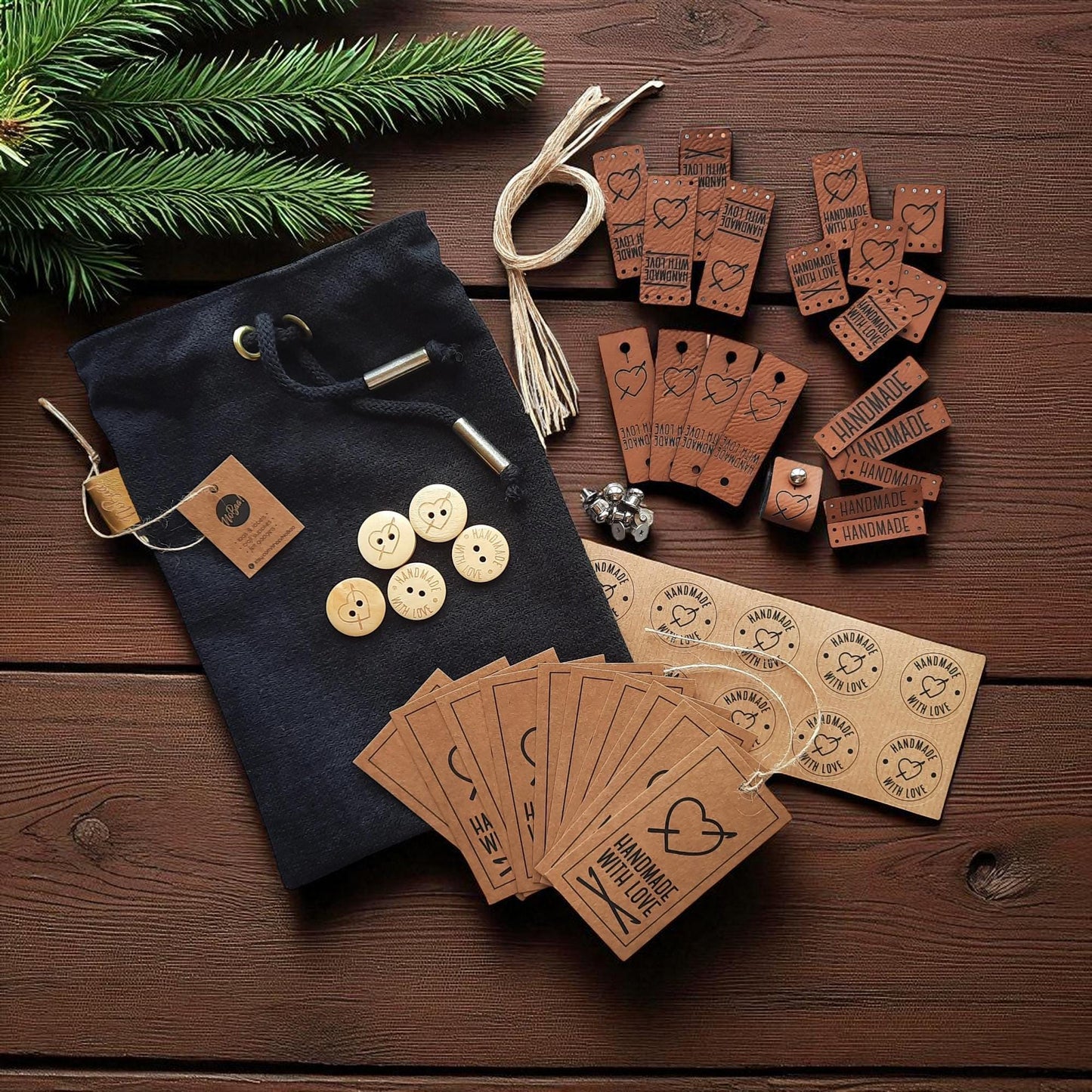 Geschenkset für Bastler – Handgemachte DIY-Labels, Holzknöpfe, Anhänger & Aufkleber