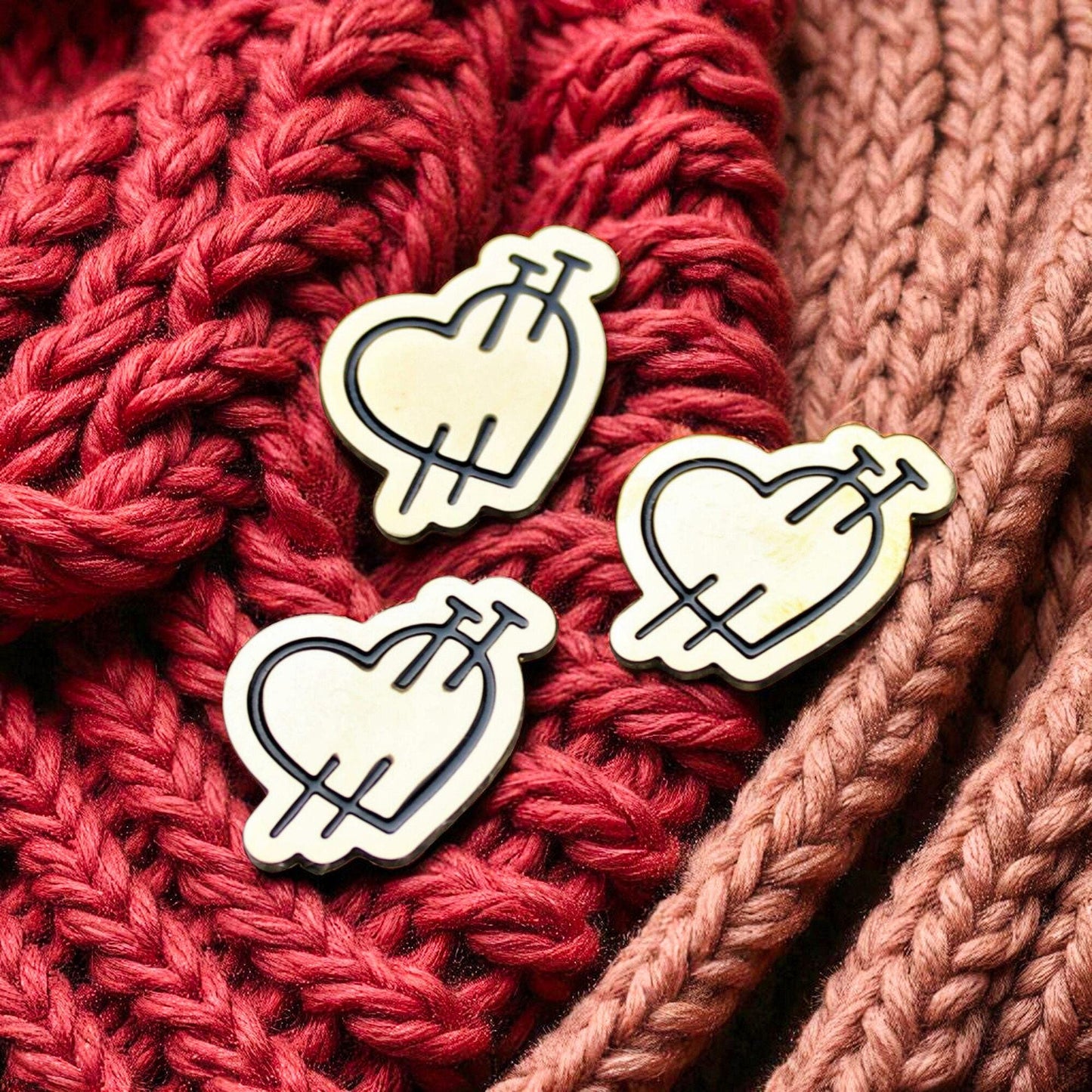 Herz-Brosche für Strickliebhaber – Hartemaille Gold & Schwarz