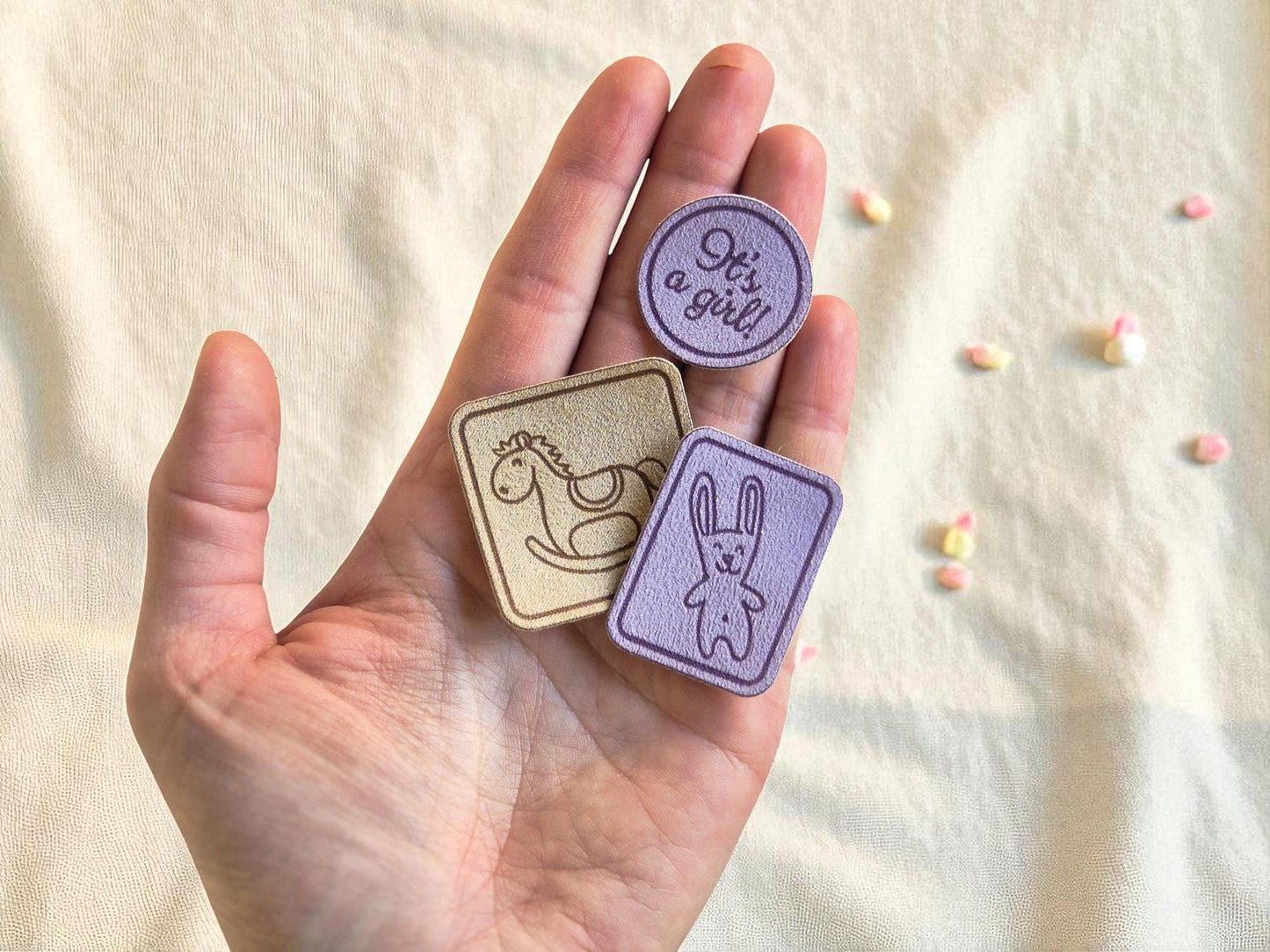 Kunstwildleder-Labels „hello WORLD!“ – Waschbare Tags für handgemachte Babybekleidung und Accessoires