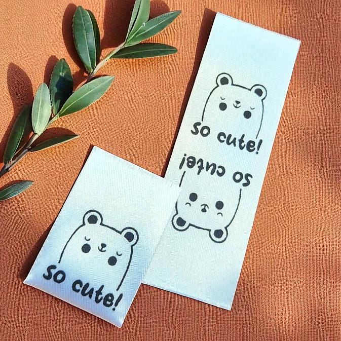 Satin-Etiketten „CUTE! BEAR“ – 20er-Set für Strick-, Näh- & Handmade-Projekte