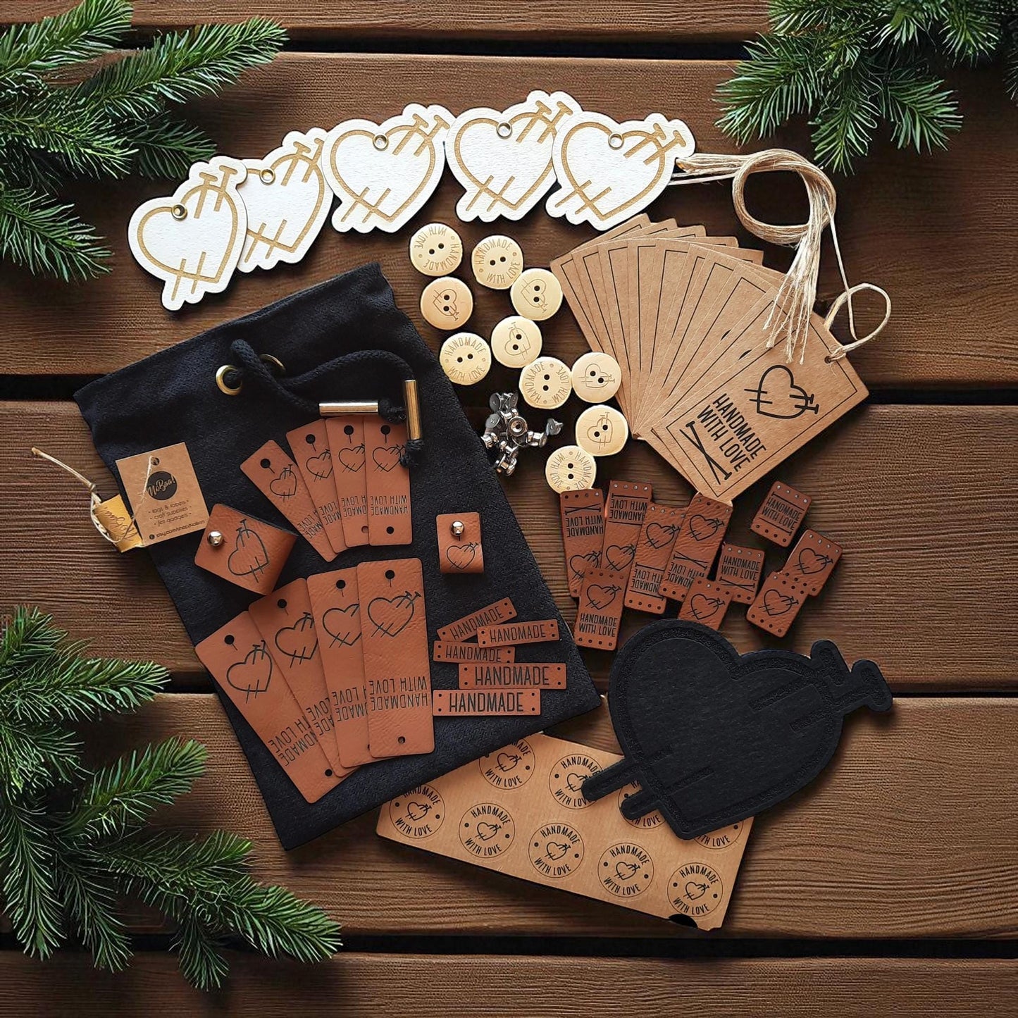 Handgefertigtes Geschenkset für Bastler – DIY Set mit Lederlabels, Holzknöpfen, Anhängern & Aufklebern